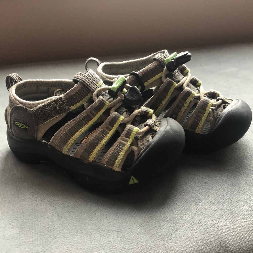Boys size 8 Keen sandals